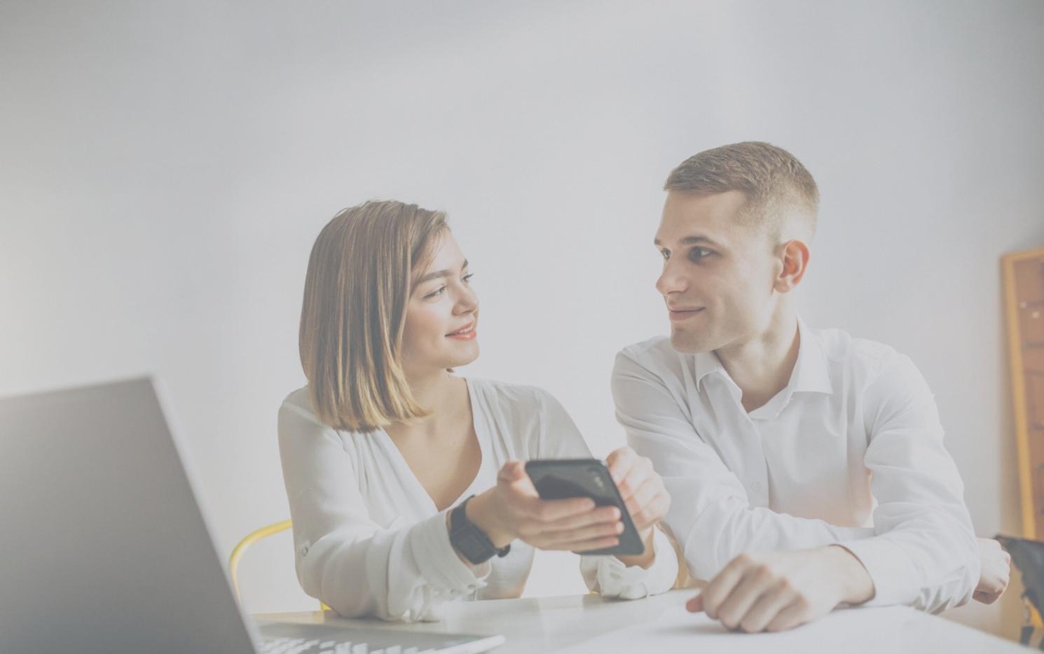 Groupe d'entrepreneurs travaillant ensemble dans un environnement collaboratif moderne