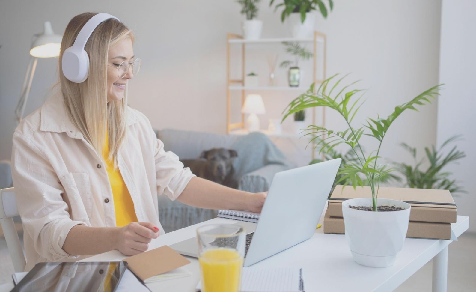 Événement de réseautage avec entrepreneurs et professionnels échangeant dans un cadre moderne